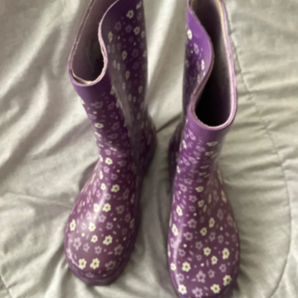 Girl Purple Rain Boots Size 2 3 with White Flowers  Rubber